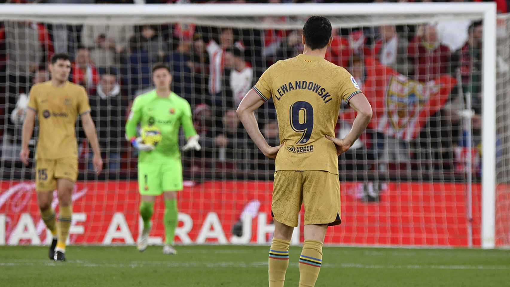La frustración de Lewandowski, tras el gol del Almería / EFE