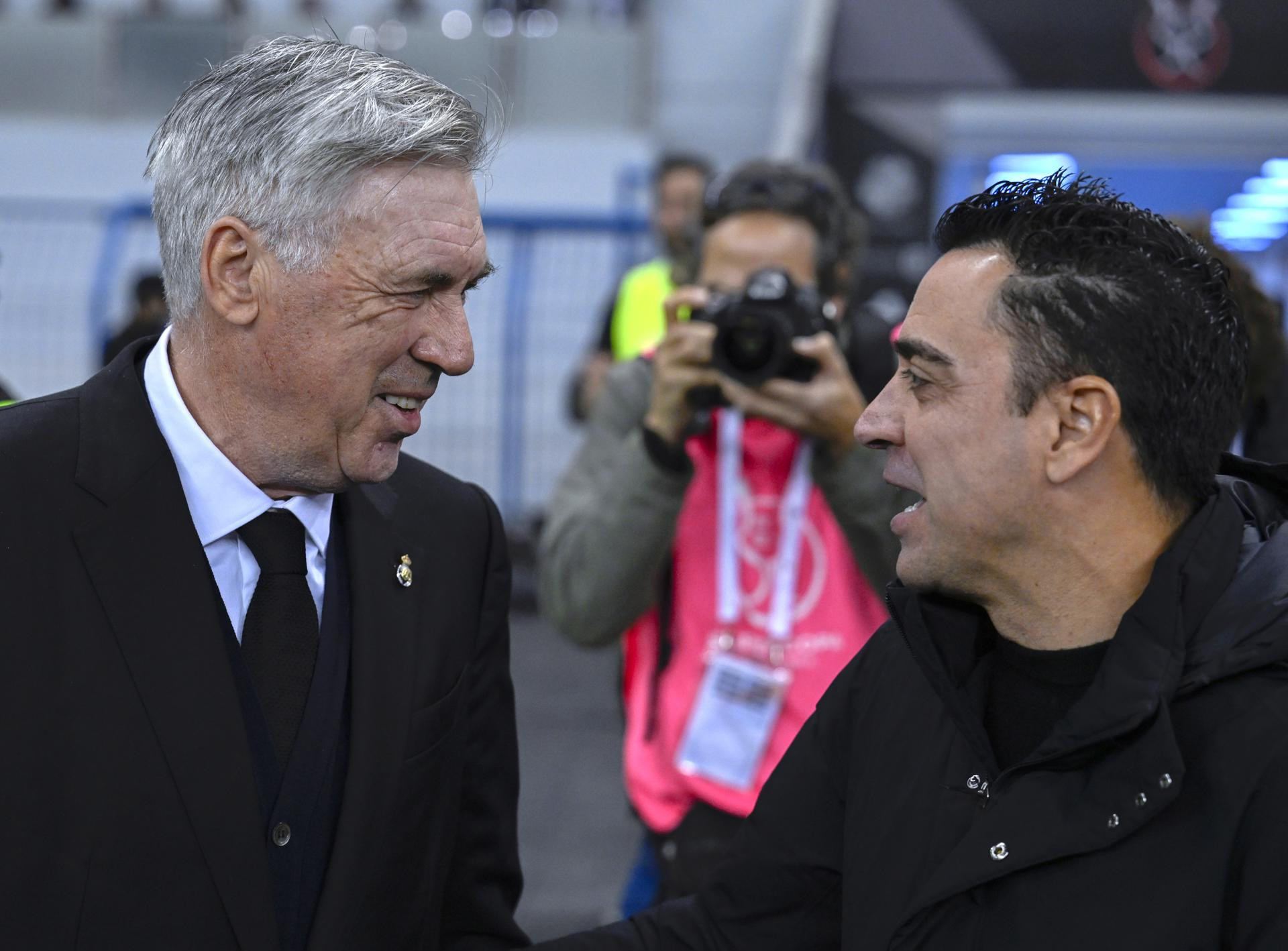 Carlo Ancelotti y Xavi Hernández se saludan antes del clásico Madrid-Barça de la Supercopa de Arabia / EFE