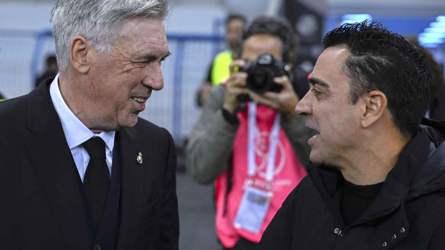 Carlo Ancelotti y Xavi Hernández se saludan antes del clásico Madrid-Barça de la Supercopa de Arabia / EFE
