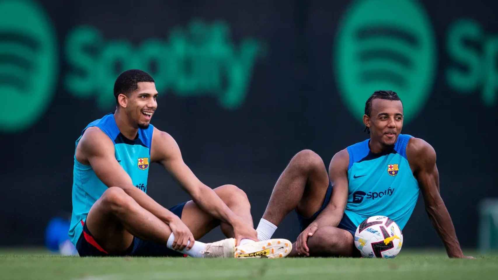Araujo y Koundé, descansando, en uno de los entrenamientos del Barça / FCB