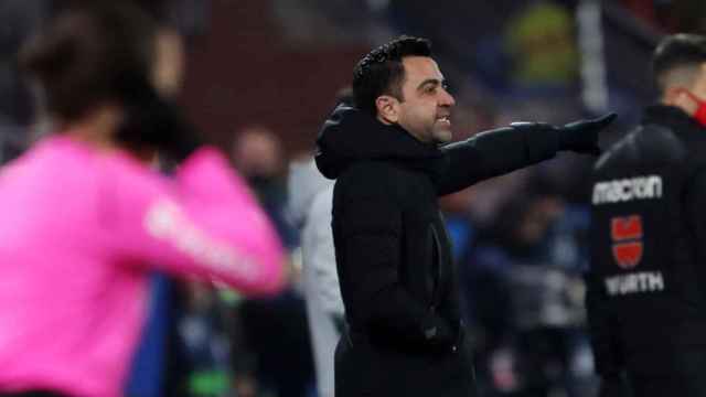 Xavi da instrucciones a los jugadores del Barça en Vitoria / FCB