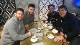 Messi, Piqué, Cesc Fàbregas y Roura durante una comida, en una imagen de archivo / Instagram