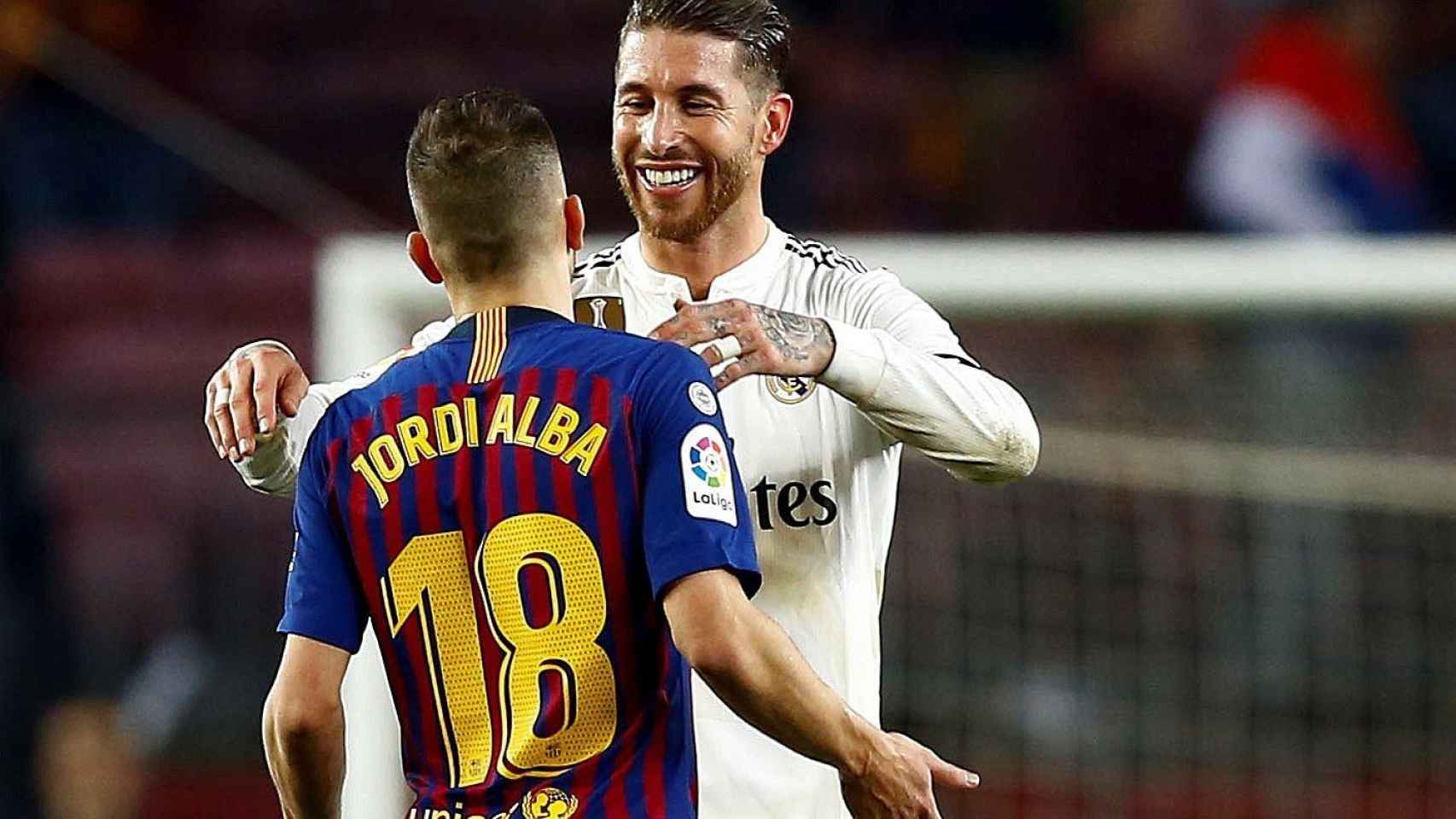 Una foto de Sergio Ramos y Jordi Alba saludándose al finalizar el clásico / EFE