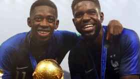 Dembelé y Umtiti posan con la copa de campeones del mundo con Francia / INSTAGRAM