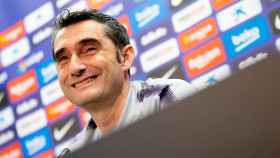 El técnico del Barça, Ernesto Valverde, sonríe en rueda de prensa / EFE