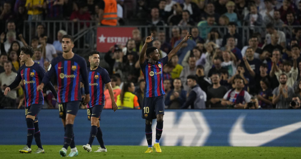 Ansu Fati, al fondo, celebra su gol al Villarreal / EFE
