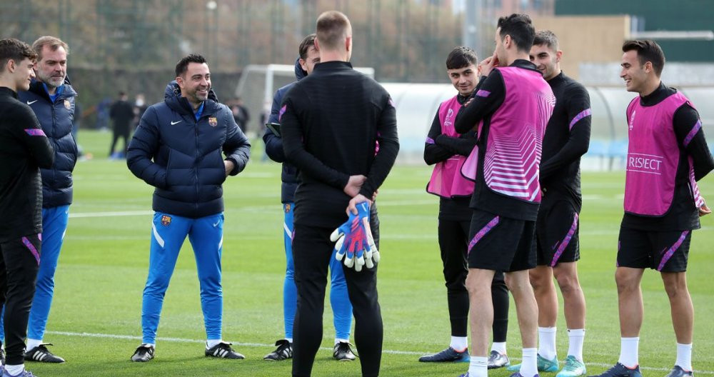 Xavi dialoga con los jugadores del Barça en el entrenamiento de este miércoles / FCB