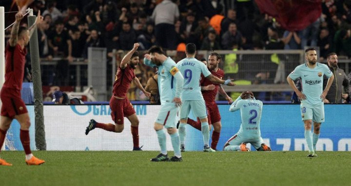 Leo Messi cabizbajo tras el gol de Manolas con la Roma el curso pasado (3-0) / EFE