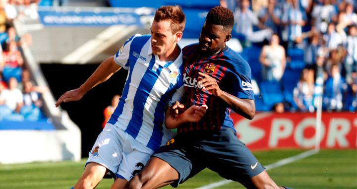 Umtiti lucha por el balón en el partido de liga que el Barça jugó en Anoeta / EFE