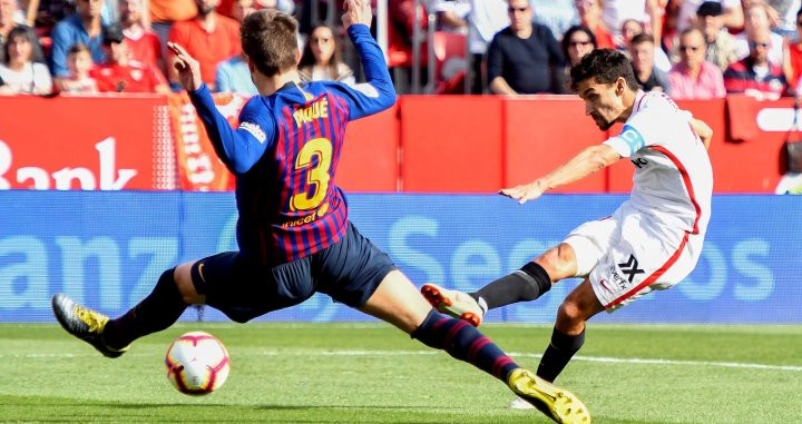 Jesús Navas superó a Gerard Piqué para marcar el primer gol del Sevilla / EFE