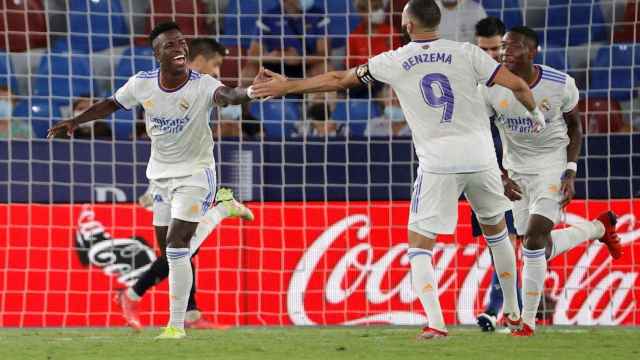 Vinicius Jr y Karim Benzema celebran un gol ante el Levante / EFE