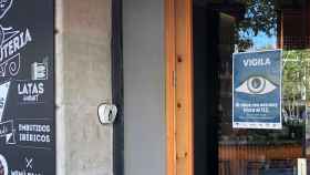 Uno de los letreros que avisan a los vecinos de Sant Antoni para que abran los ojos ante los ladrones / CG