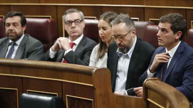 Ciudadanos: Albert Rivera, Juan Carlos Girauta, Melisa Rodríguez, José Manuel Villegas y Miguel Gutiérrez, en el Congreso de Diputados / EFE