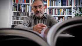 El poeta y escritor Antonio Rivero Taravillo, Premio Comillas, en su casa de Sevilla / JAIMEFOTO