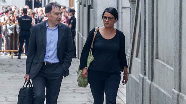 El abogado Iñigo Iruin y la exdiputada de la CUP, Anna Gabriel, a su llegada para declarar ante el Tribunal Supremo / RICARDO RUBIO - EUROPA PRESS