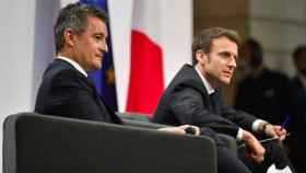 El ministro del Interior francés, Gérald Darmanin (i) y el primer ministro, Emmanuel Macron, que estudian expulsar a los inmigrantes que delinquen (d)