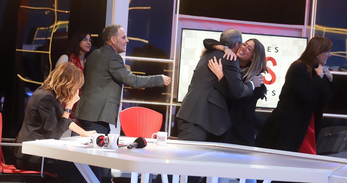 Diputados de Junts per Catalunya irrumpen en el programa 'FAQs' de TV3 para abrazar al presidente Quim Torra / JxCAT