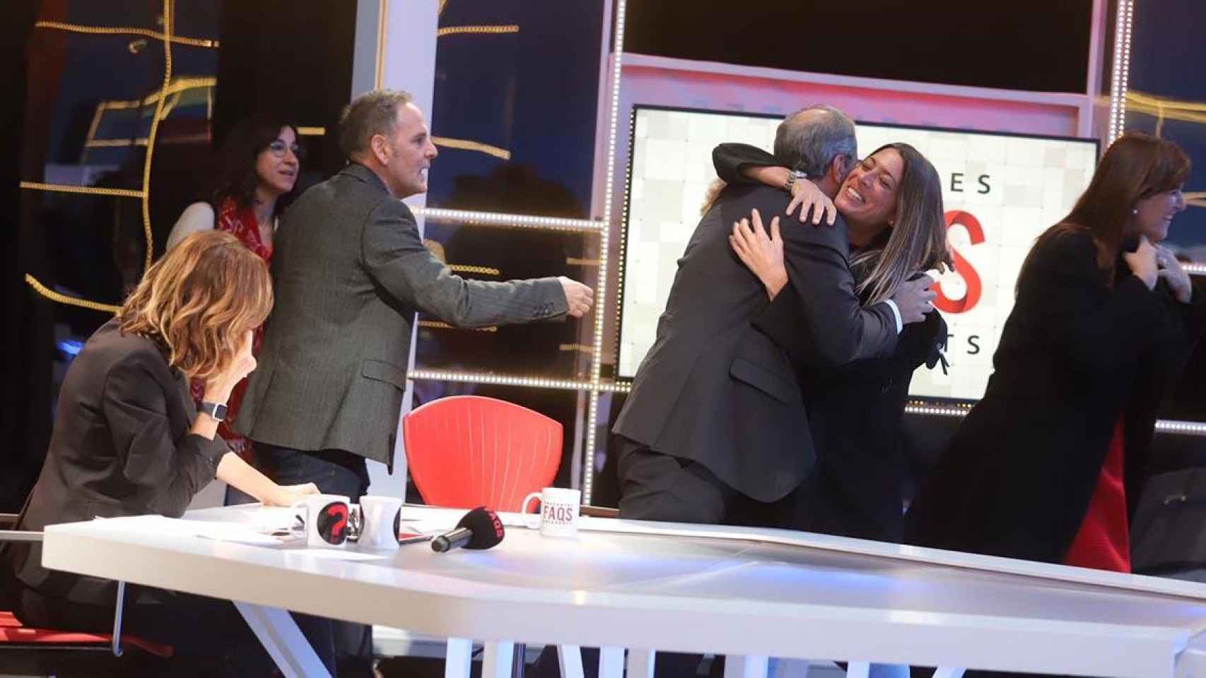 Diputados de Junts per Catalunya irrumpen en el programa 'FAQs' de TV3 para abrazar al presidente Quim Torra / JxCAT