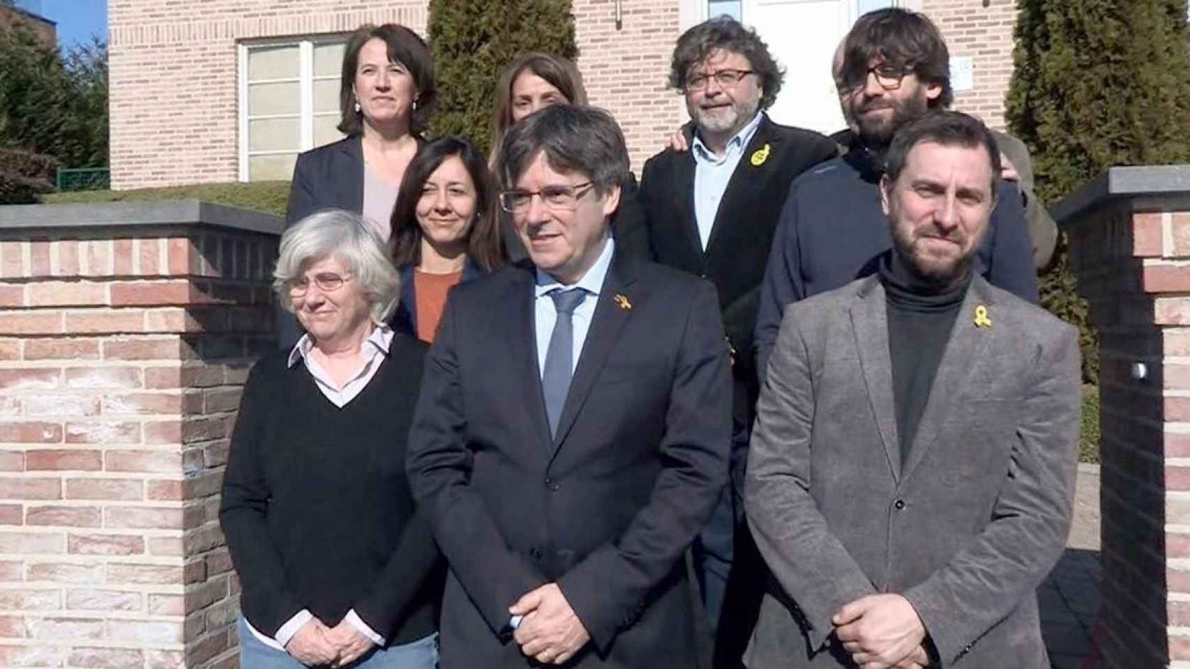 El expresidente de la Generalitat Carles Puigdemont, sus exconsejeros Toni Comín y Clara Ponsatí y la presidenta de la ANC Elisenda Paluzie, ante la mansión del prófugo en la localidad belga de Waterloo / EP