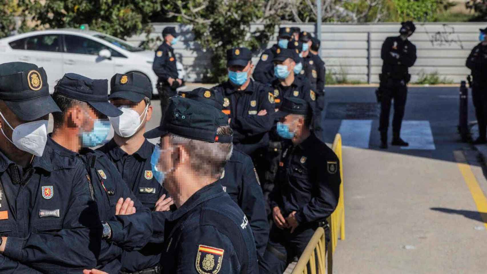 Policías Nacionales, haciendo cola para vacunarse en el Hospital La Fe de Valencia / EP