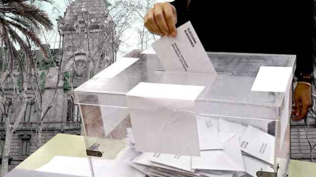 Una urna de las elecciones del 14F ante el Tribunal Superior de Justicia de Cataluña (TSJC) / FOTOMONTAJE DE CG