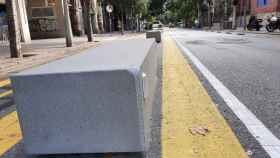 Los bloques de cemento 'anticoches' que ha colocado el Ayuntamiento de Barcelona en la calle Consell de Cent / CG