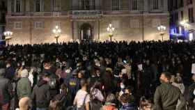 Manifestantes contra el toque de queda en la plaza Sant Jaume de Barcelona / @CUPBarcelona