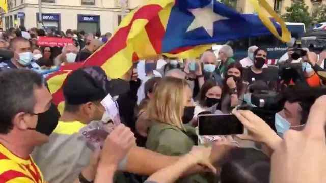 Manifestantes agreden a la periodista Mayka Navarro / TWITTER