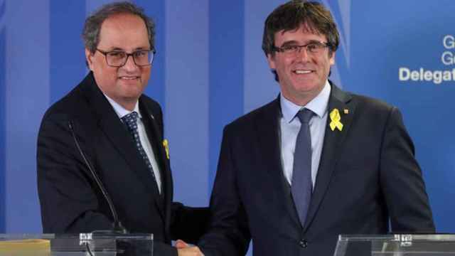 Quim Torra junto a Carles Puigdemont en un encuentro del Govern en Bruselas / EFE