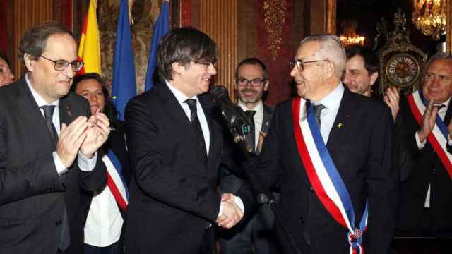 Quim Torra (i), Carles Puigdemont (c) y Jean-Marc Pujol, el alcalde de Perpiñán (d) que ha sido derrotado por el ultra Louis Aliot / CG