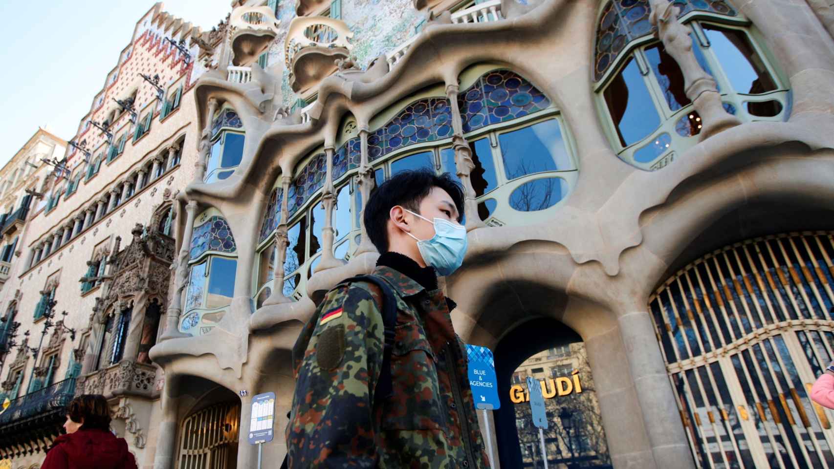 Un hombre con mascarilla pasea frente a la Casa Batlló / EFE
