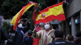 Una mujer ondea la bandera de España durante la concentración de protesta contra Sánchez en la calle Núñez de Balboa de Madrid / EP
