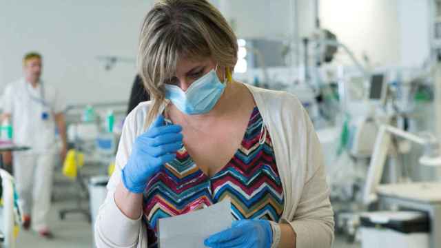 La consejera de Salud, Alba Vergés, en un hospital con mascarilla / EFE