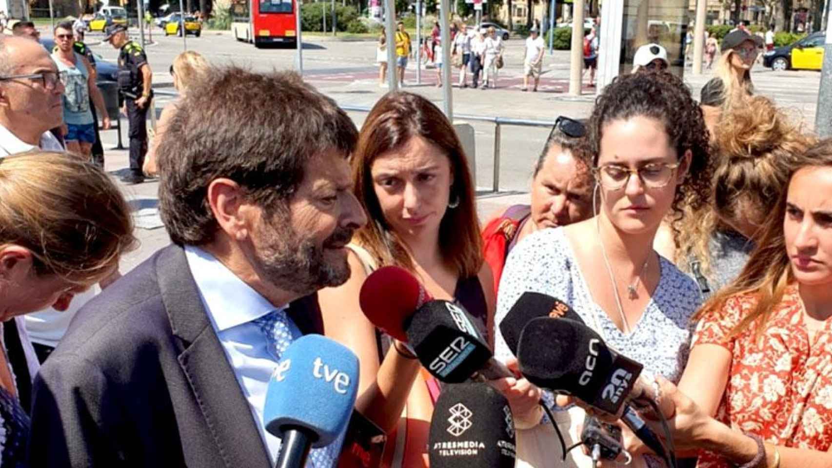 Albert Batlle, el teniente de alcalde de seguridad de Barcelona en su atención a los medios / AJ BCN