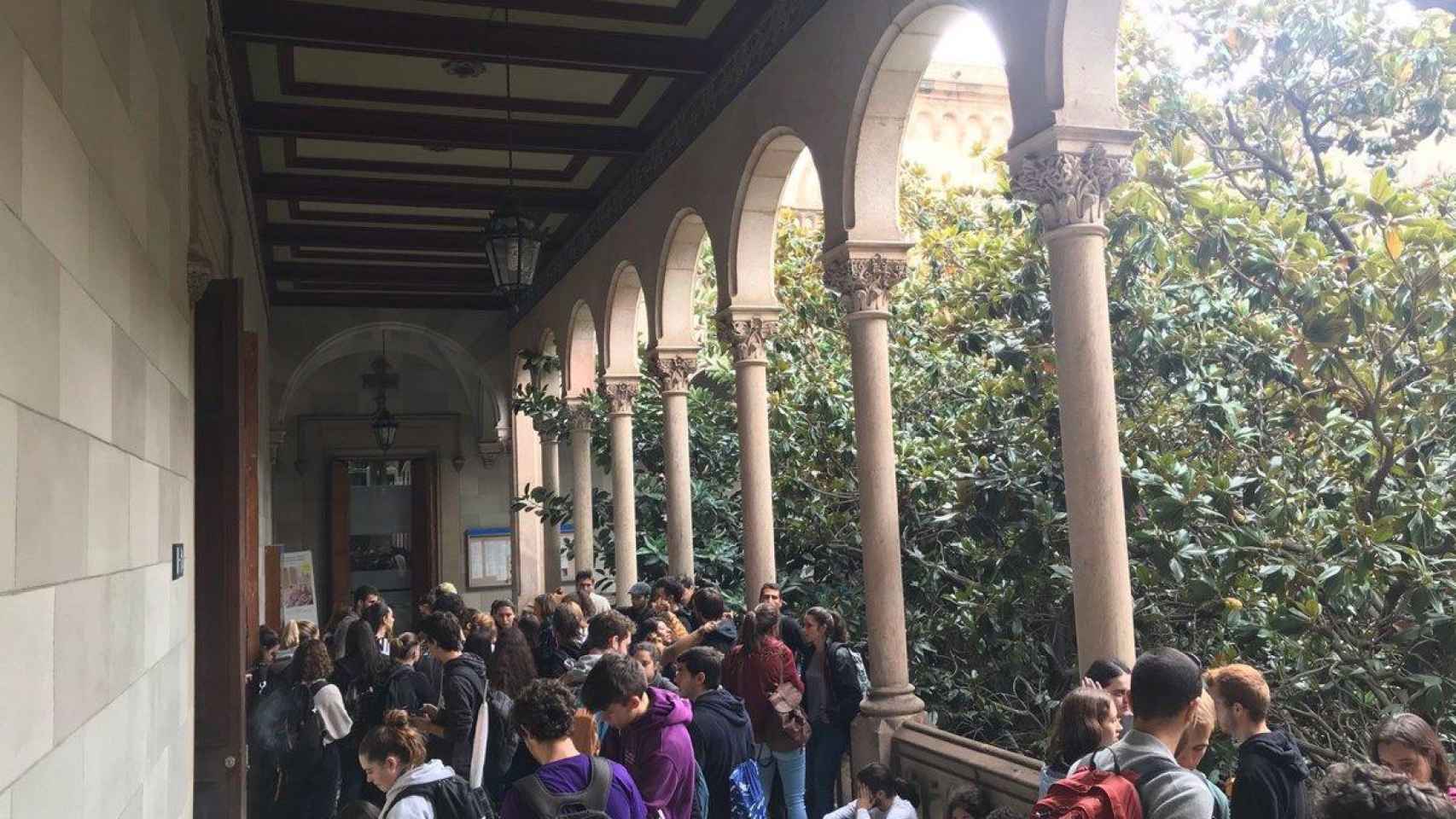 Alumnos protestando en el claustro de la Universidad de Barcelona / SEPC