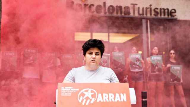 La portavoz nacional de Arran, Adriana Roca, en el acto vandálico contra Barcelona Turisme / CG
