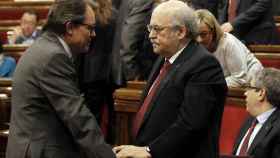El expresidente Artur Mas (i), y su responsable económico, Andreu Mas-Colell (d), los responsables del Gobierno nacionalista que aplicó duros recortes todavía no revertidos/ EFE