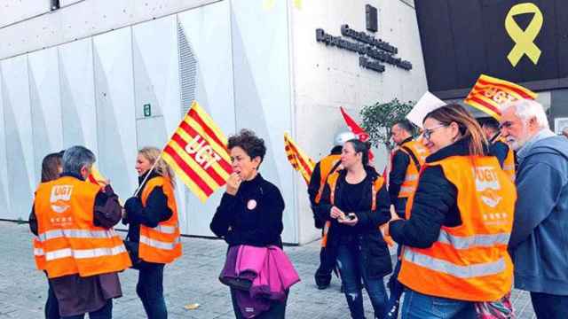 Trabajadores de centros de menores se manifiestan ante la sede de la Consejería de Trabajo, Asuntos Sociales y Familias de la Generalitat / CG