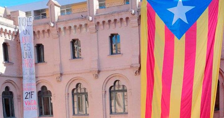 Estelada gigante y pancarta a favor de la huelga independentista en una de las fachadas de la Universitat de Lleida @JaulaAmarilla