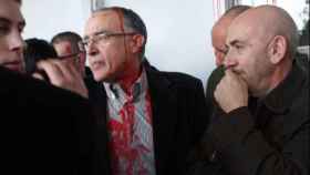 El sociólogo Salvador Cardús fue salpicado con pintura durante el boicot de la charla de Rosa Díez