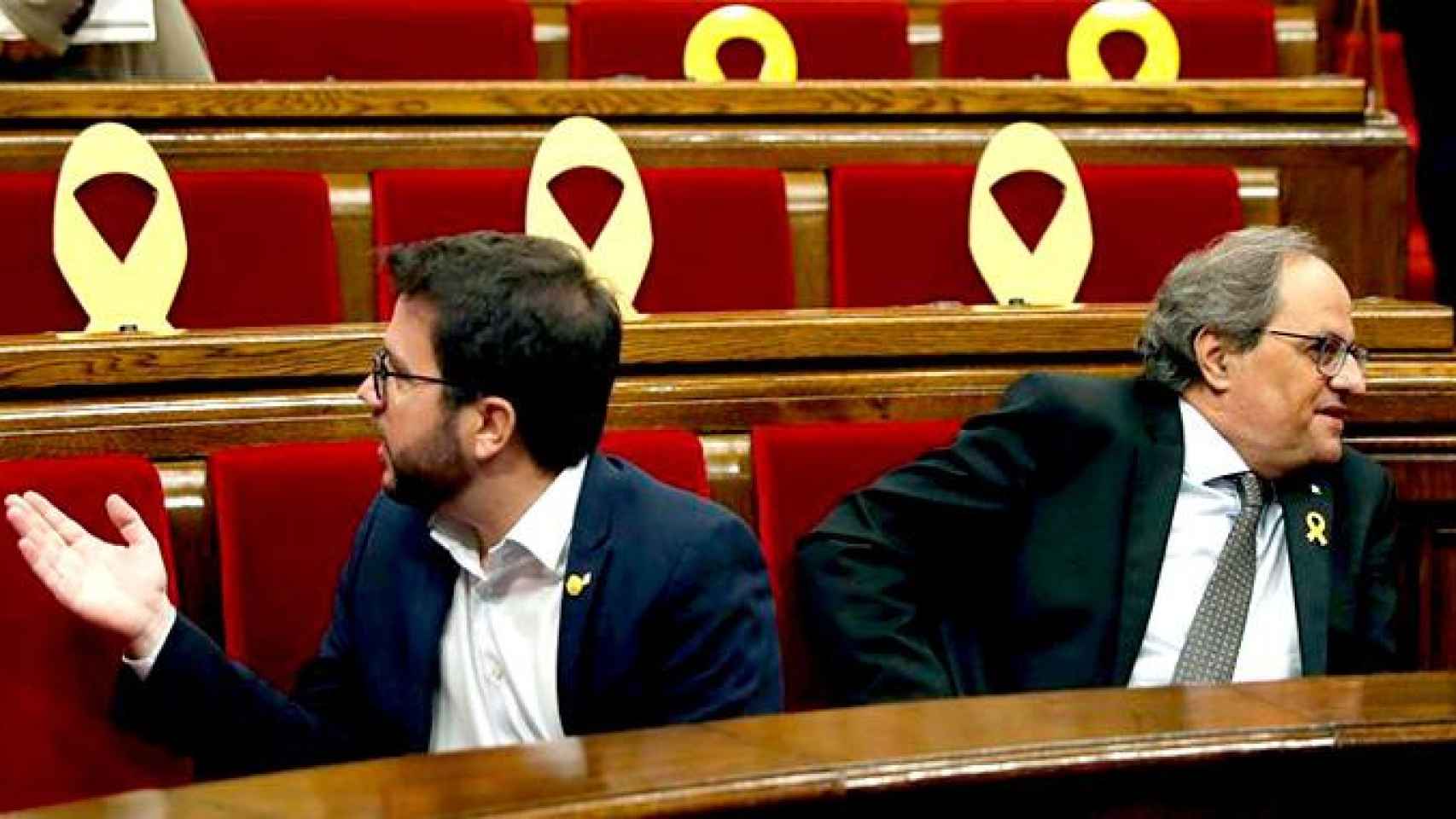 El presidente de la Generalitat, Quim Torra (d), junto a su vicepresidente, Pere Aragonès (i), en el Parlament / EFE