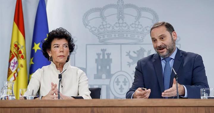 El ministro de Fomento José Luis Ábalos, y la ministra portavoz Isabel Celaá / EFE