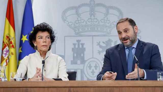 El ministro de Fomento José Luis Ábalos, y la ministra portavoz Isabel Celaá / EFE