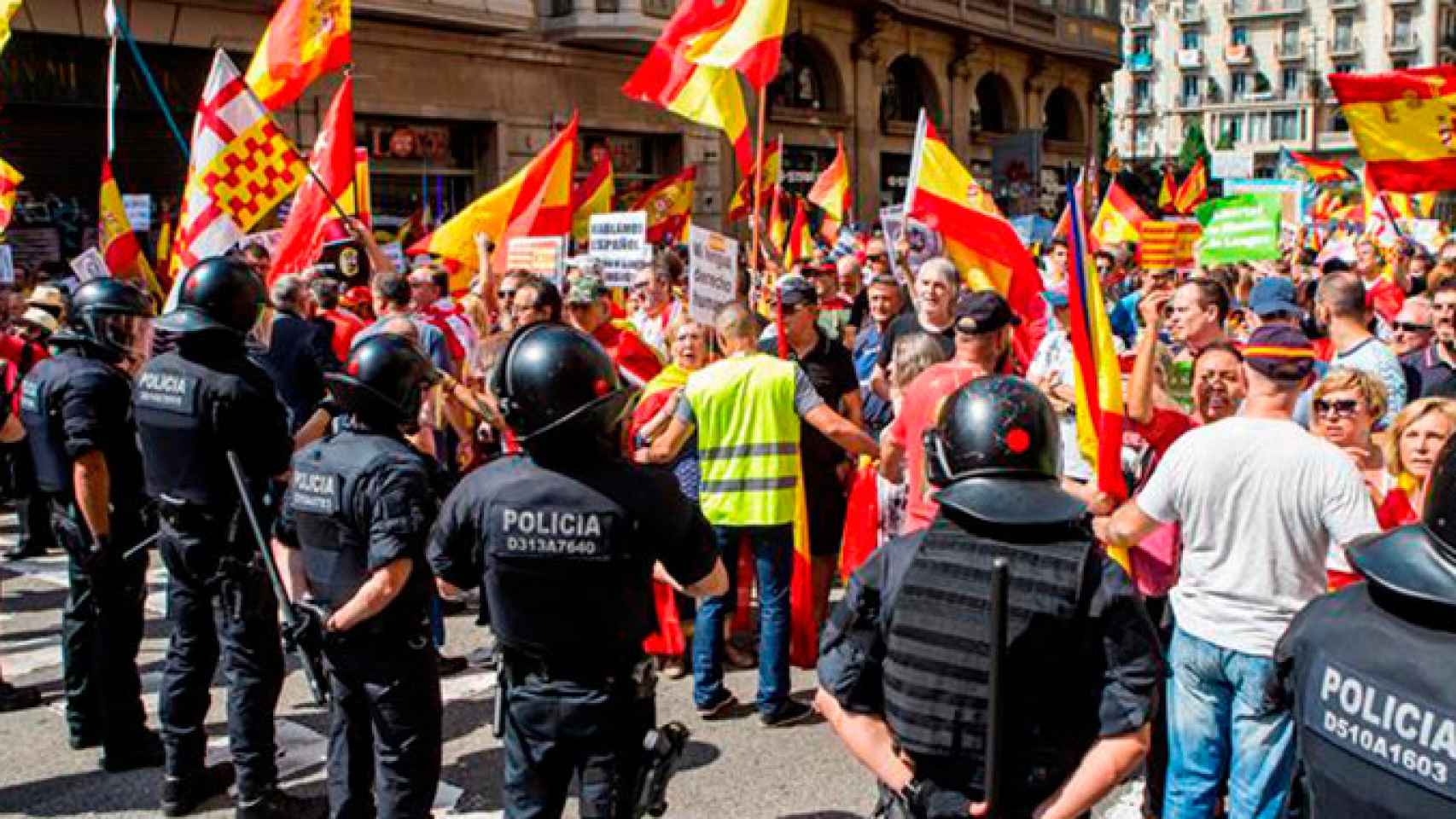 Mossos d'Esquadra impiden el paso a un grupo de personas hacia la plaza de Sant Jaume para asistir a la concentración convocada por la asociación Hablamos Español