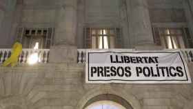 Un lazo público y una pancarta a favor de los presos por el 'procés' en la fachada del Ayuntamiento de Barcelona, ya retirados / EFE