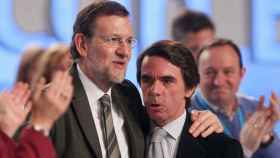 José María Aznar (d), expresidente del Gobierno y de honor del PP, y su sucesor en el partido y en Moncloa, Mariano Rajoy (i), en una imagen de archivo / CG
