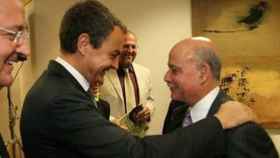El expresidente José Luis Rodríguez Zapatero saluda al gurú medioambiental Jeremy Rifkin invitado por la diplomacia catalana. / CG