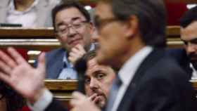 El presidente de ERC, Oriol Junqueras (en el centro), sigue la intervención del presidente de la Generalitat, Artur Mas, en el Parlament