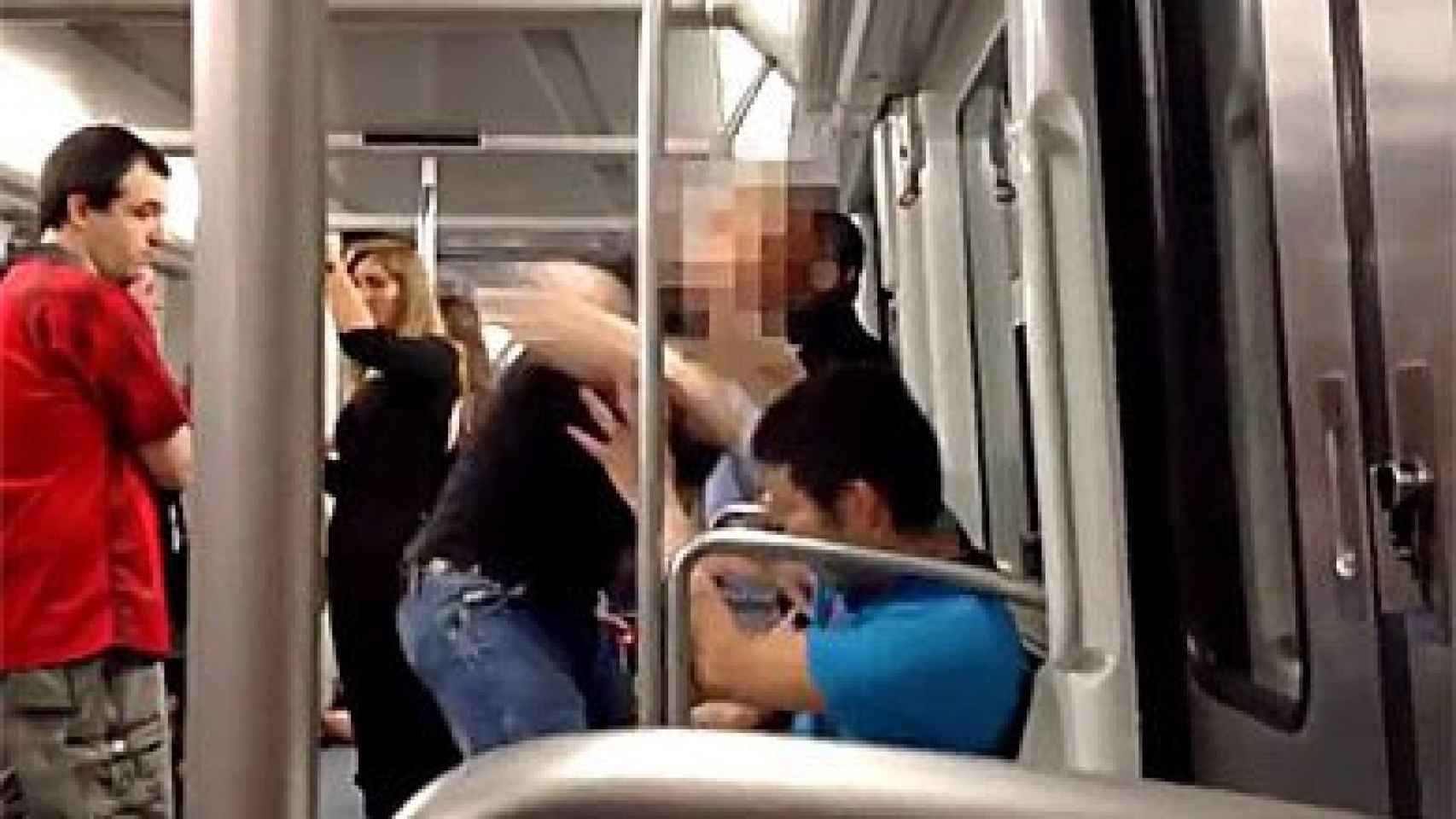 Captura del video de la agresión a un joven asiático en el metro de Barcelona, el pasado 28 de junio