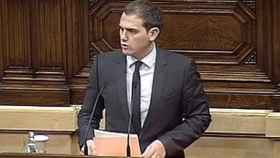 Albert Rivera, en el atril del pleno del Parlamento autonómico de Cataluña